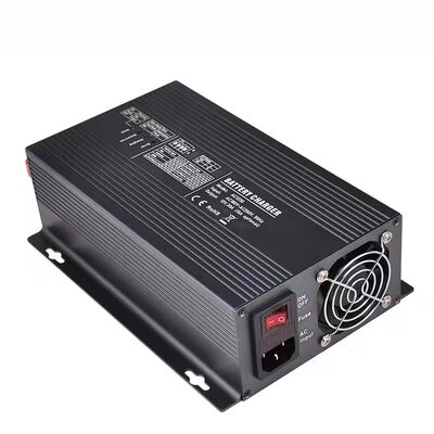 الحد الأقصى للتيار المدخل 30A شاحن بطارية شمسية مثالية للتركيبات الشمسية البعيدة التي تقدم وتشغيل خال من الصيانة